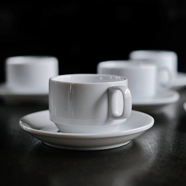 スタッキングできる白磁のカップ＆ソーサー