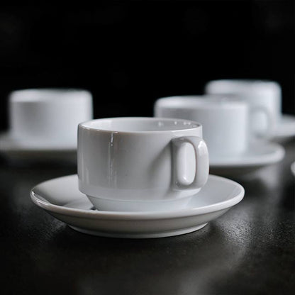 スタッキングできる白磁のカップ＆ソーサー