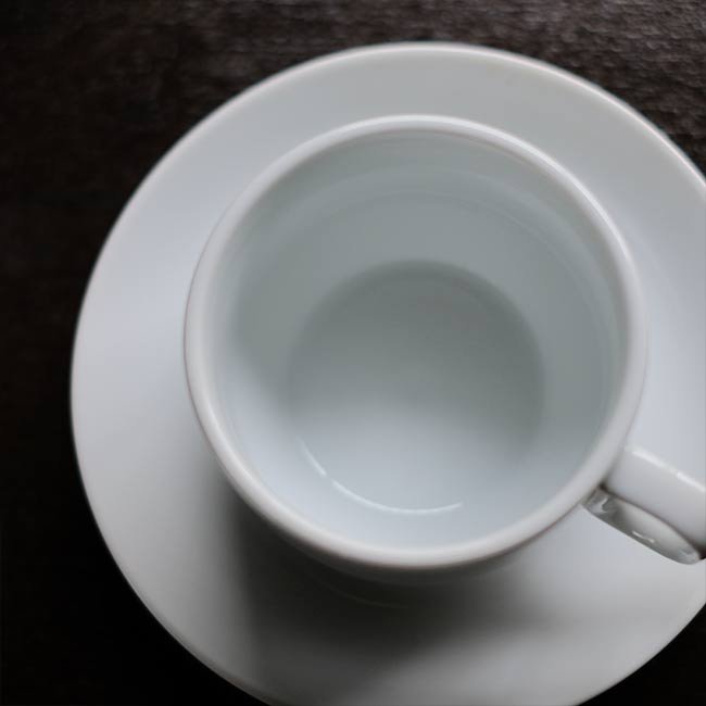 スタッキングできる白磁のカップ＆ソーサー