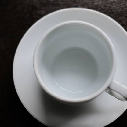 スタッキングできる白磁のカップ＆ソーサー