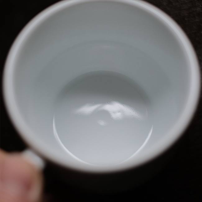 スタッキングできる白磁のカップ＆ソーサー