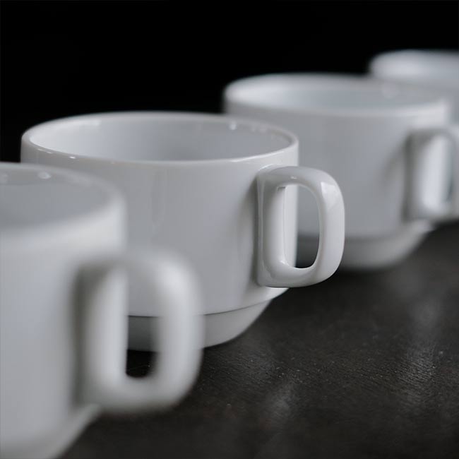スタッキングできる白磁のカップ＆ソーサー
