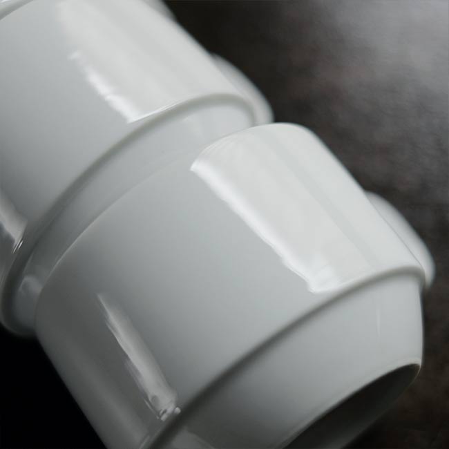 スタッキングできる白磁のカップ＆ソーサー