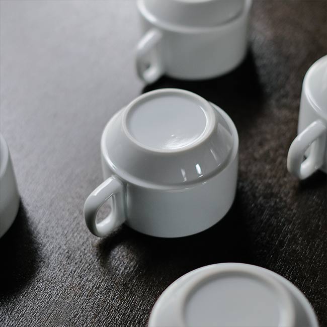スタッキングできる白磁のカップ＆ソーサー