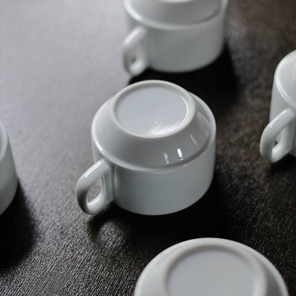 スタッキングできる白磁のカップ＆ソーサー