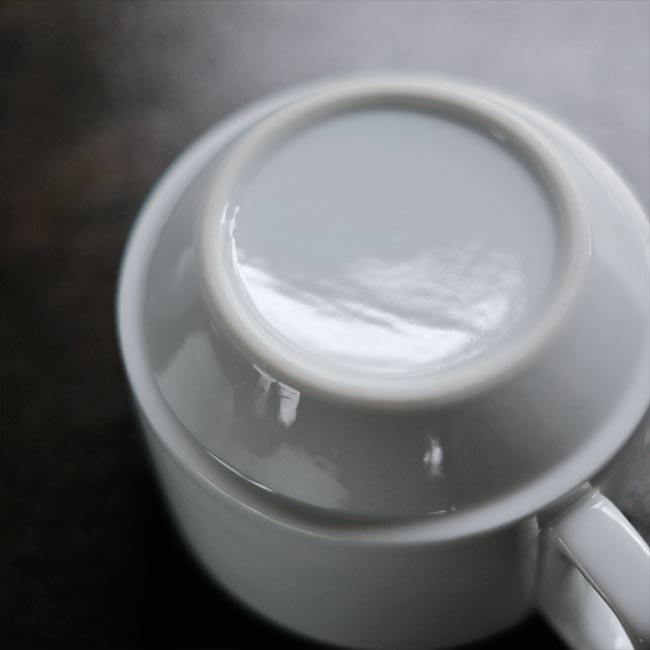 スタッキングできる白磁のカップ＆ソーサー
