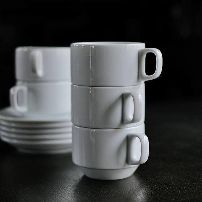 スタッキングできる白磁のカップ＆ソーサー