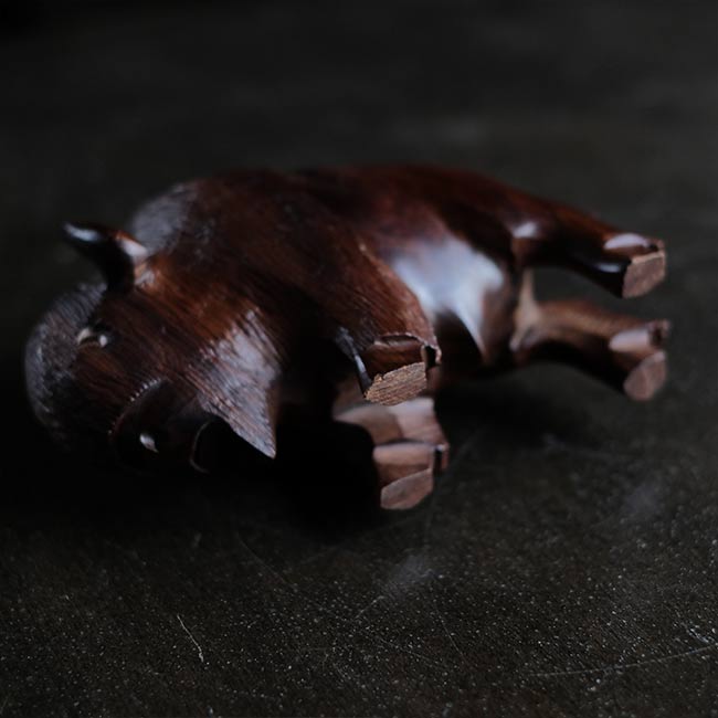 木彫りのバイソン