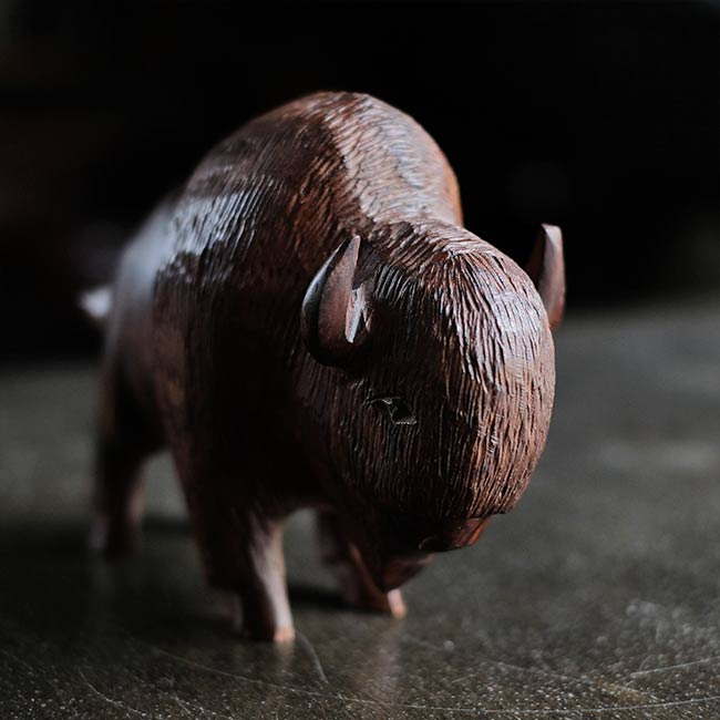 木彫りのバイソン