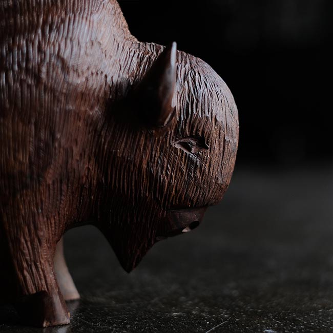 木彫りのバイソン