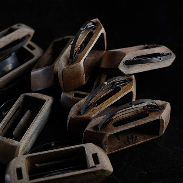 Woven label shuttle