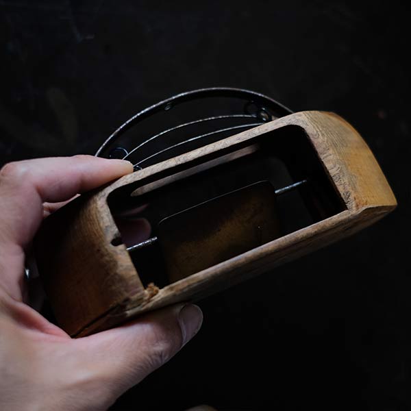 Woven label shuttle