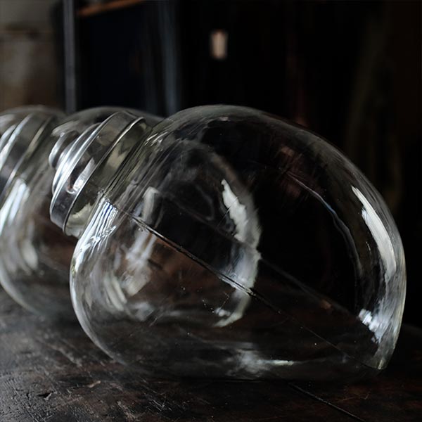 レトロなガラスの6連の猫瓶