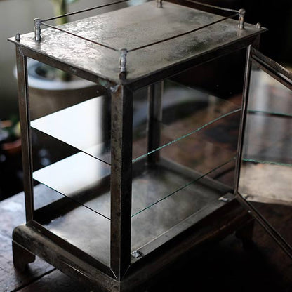 ガラス棚付きメタル製の古い消毒ケース