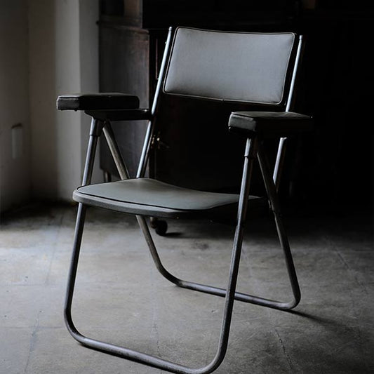 Folding chair with armrests