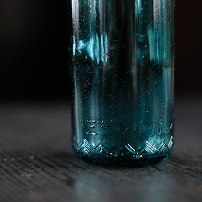 青くて細い瓶
