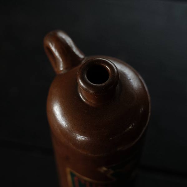 陶器のリカーボトル