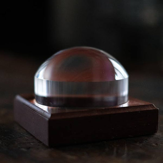 Large dome-shaped tabletop magnifying glass (with base)