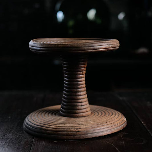 A distorted Showa-era electric fan stand