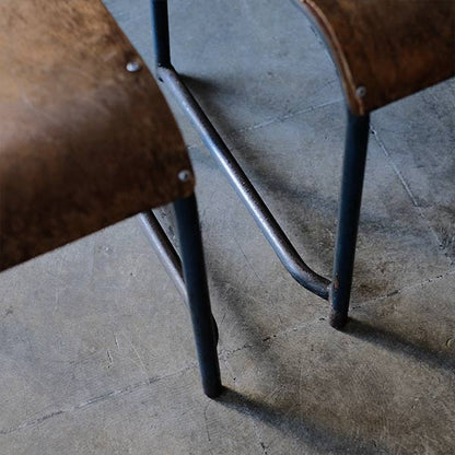 オランダ製 青い鉄脚の椅子