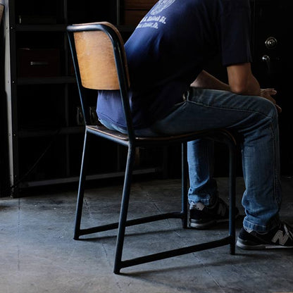 オランダ製 青い鉄脚の椅子