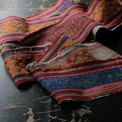 刺繍で埋められたモン族の帯布