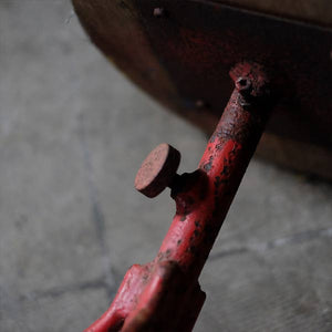 赤い鉄脚のスツール