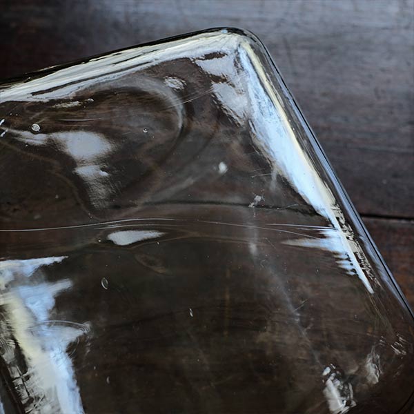 かまぼこ型のガラス瓶