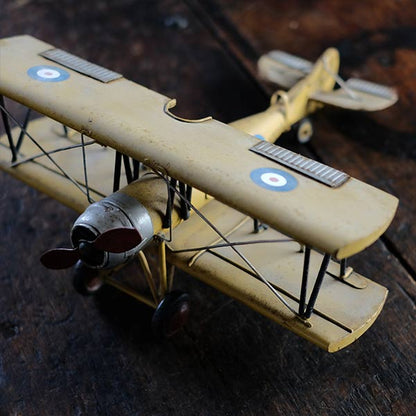 黄色い飛行機の模型