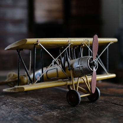黄色い飛行機の模型