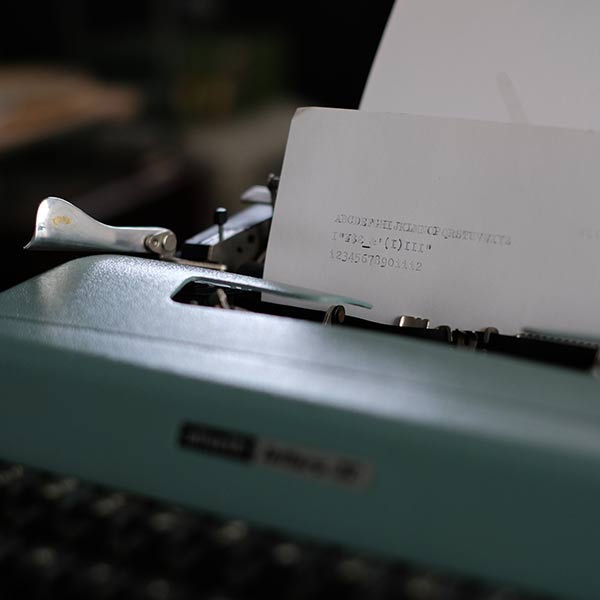 OLIVETTI 'Lettera 32' タイプライター（英字）インクリボン交換済み