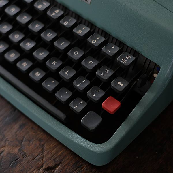 OLIVETTI ’Lettera 32’ タイプライター（英字）インクリボン交換済み