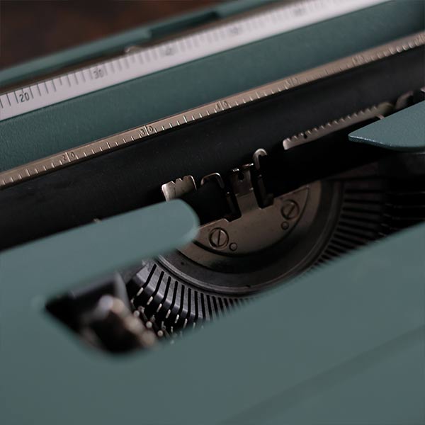 OLIVETTI 'Lettera 32' タイプライター（英字）インクリボン交換済み