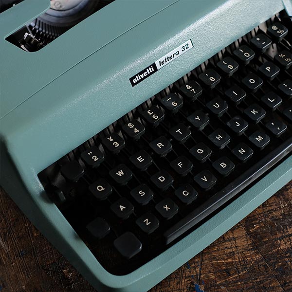 OLIVETTI ’Lettera 32’ タイプライター（英字）