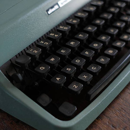 OLIVETTI ’Lettera 32’ タイプライター（英字）インクリボン交換済み 訳あり