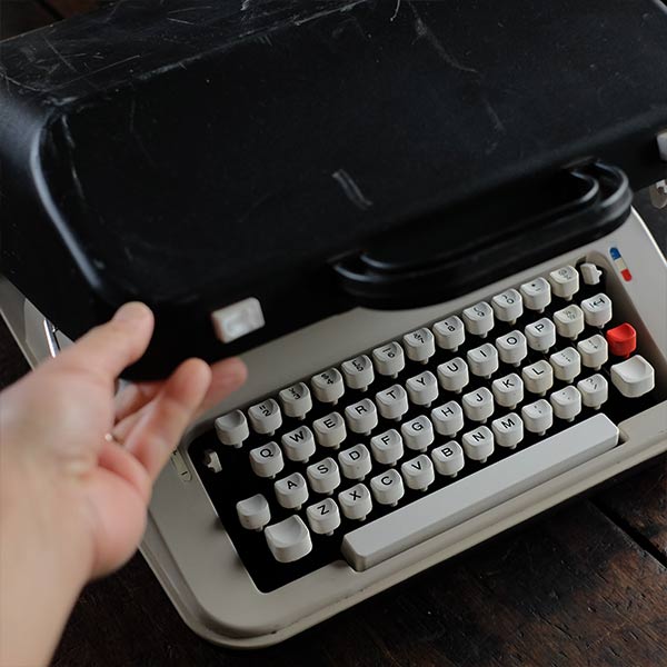 OLIVETTI 'Lettera 34' タイプライター（英字）インクリボン交換済み