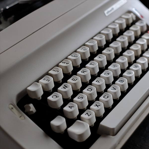 完動品 olivetti LETTERA 34 タイプライター 辰イメージカラー