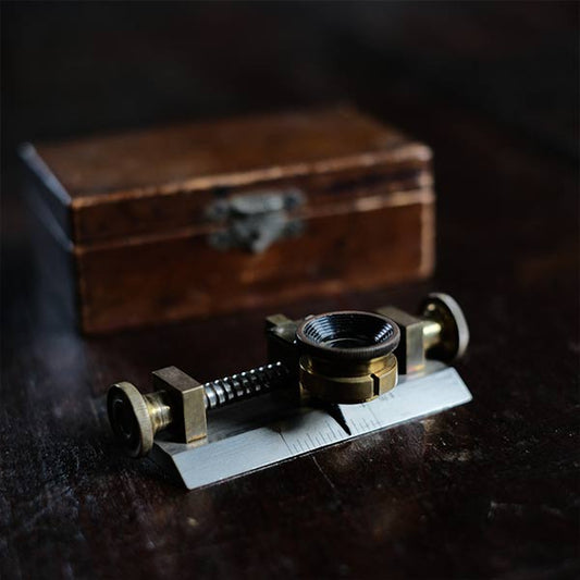 Small measuring instrument (with wooden box)