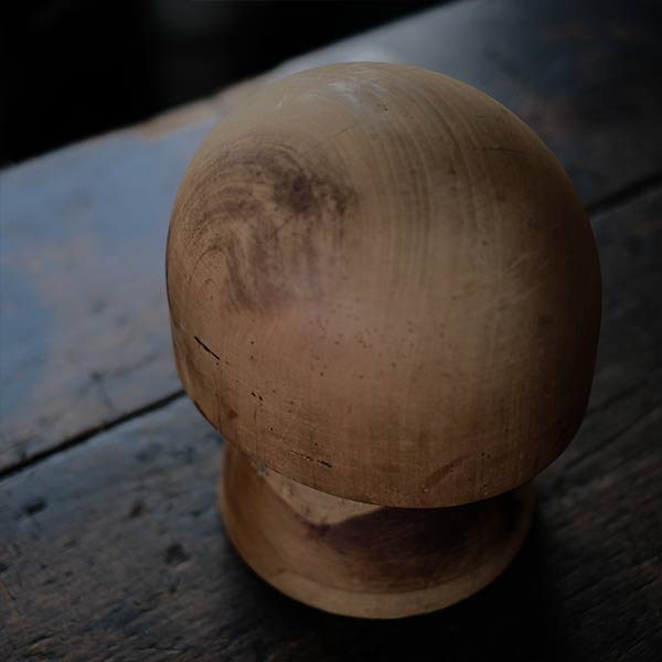 台座が付いた帽子の木型