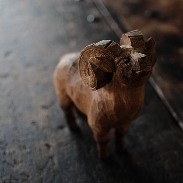 木彫りの羊のオブジェ – zakka store towi