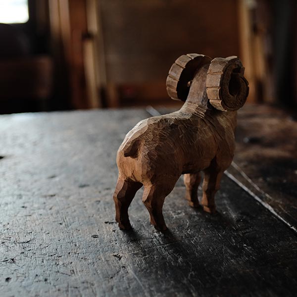 木彫りの羊のオブジェ